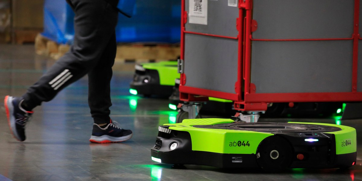 Robots mobiles d'Amazon transportant des rayonnages dans un entrepôt