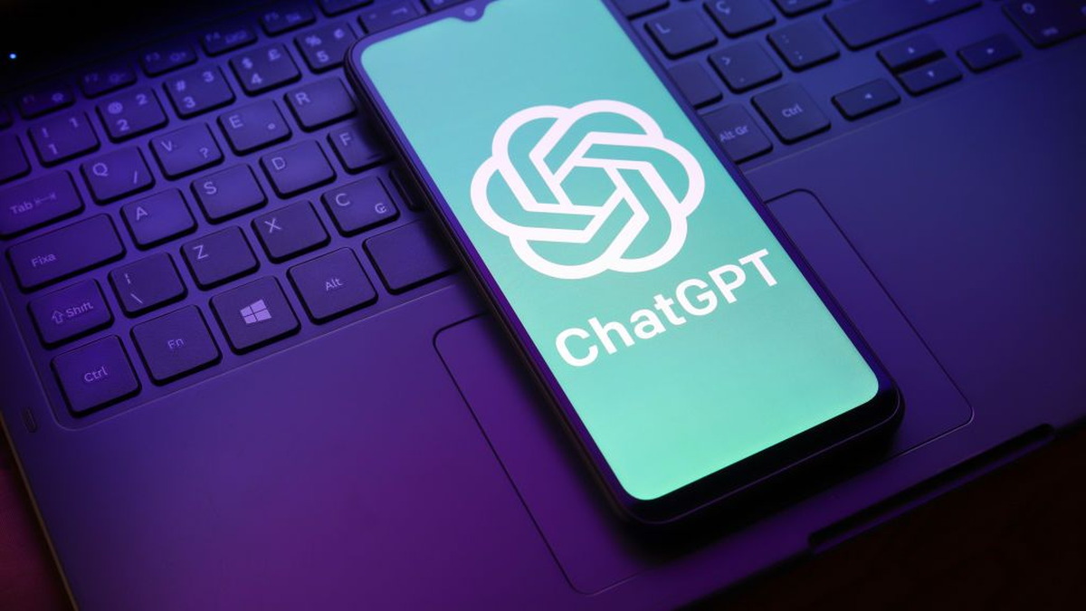 Un smartphone affiche le logo ChatGPT sur un fond violet