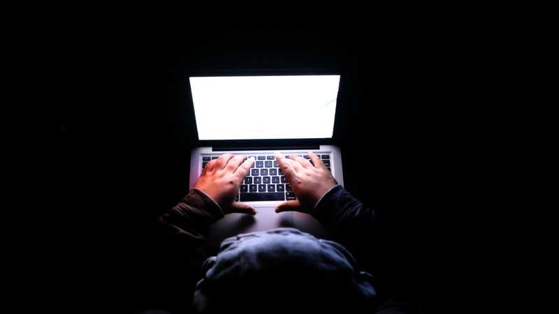 Images pédocriminelles générées par IA : 6 310 images en six mois