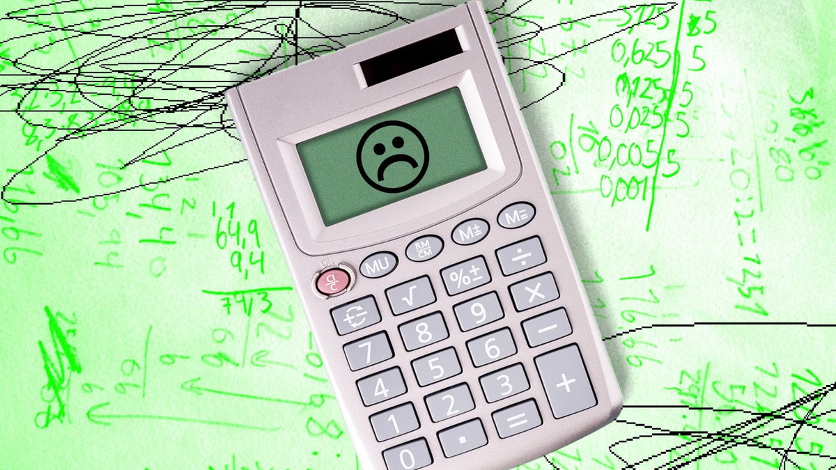 Une calculatrice affiche un visage triste sur un fond d'équations mathématiques