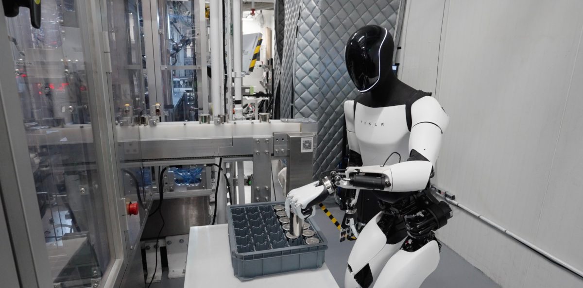 Robot Optimus manipulant une cellule de batterie 4680