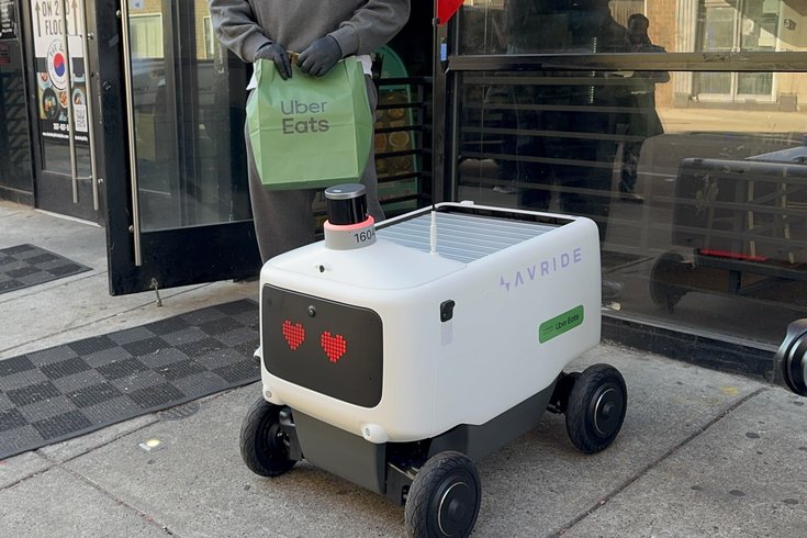 Carolyn Marvin bloque un robot de livraison à Philadelphie