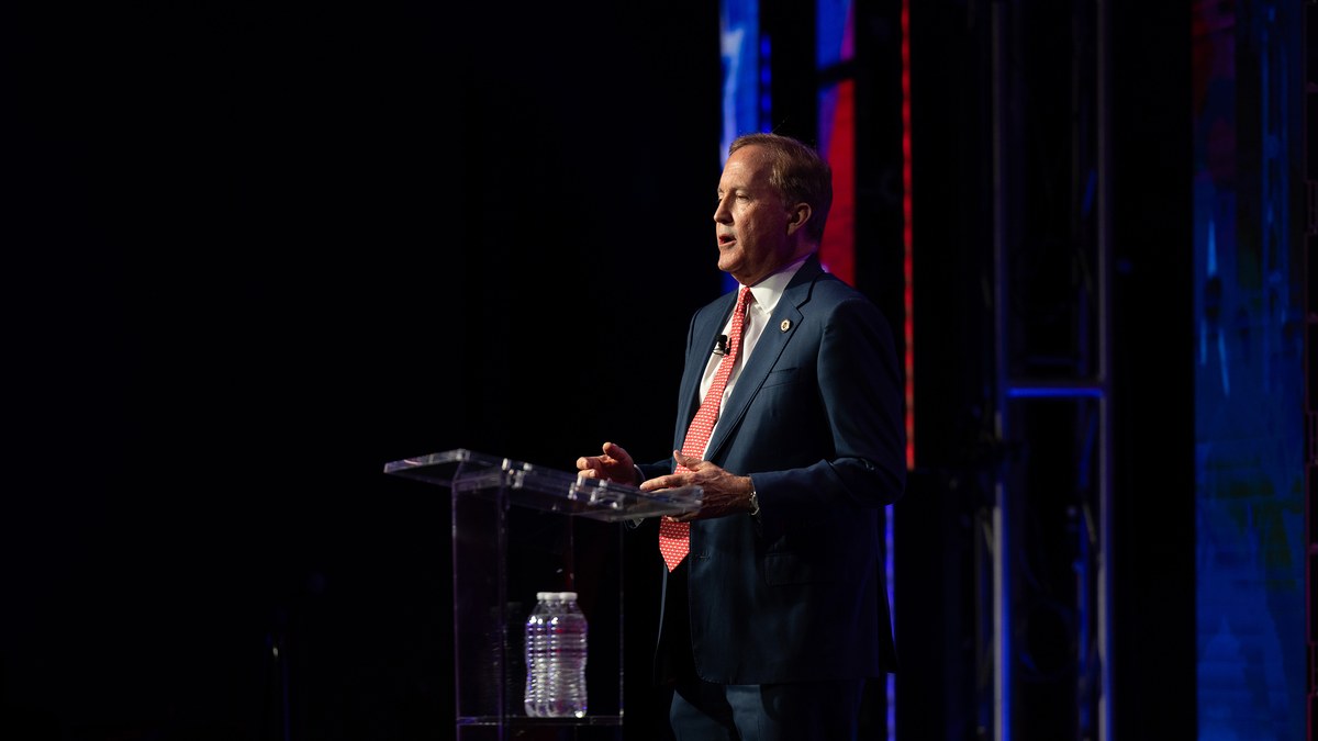 Ken Paxton, procureur général du Texas, s'exprime à un pupitre lors du Texas Youth Summit