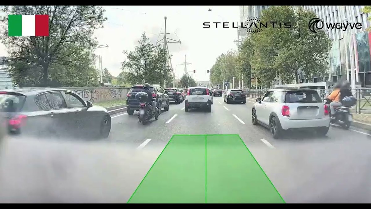 Vue depuis une Fiat 500e équipée du système Wayve AI Driver dans la circulation à Turin