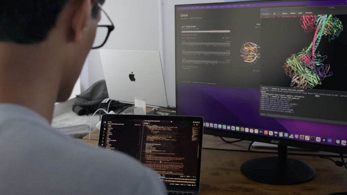 Un chercheur regarde des écrans affichant des séquences génétiques