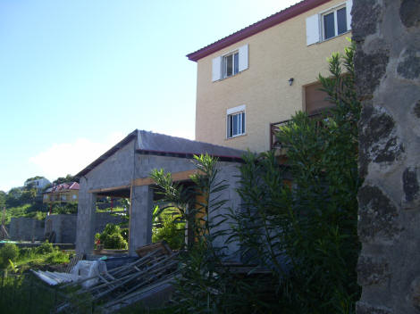 Extension de la villa abritant la piscine intérieure