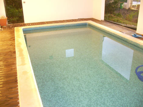 Margelles de la piscine en finition